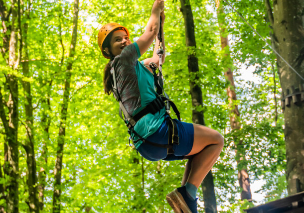     Women climbs in an high ropes course / Ossiach
